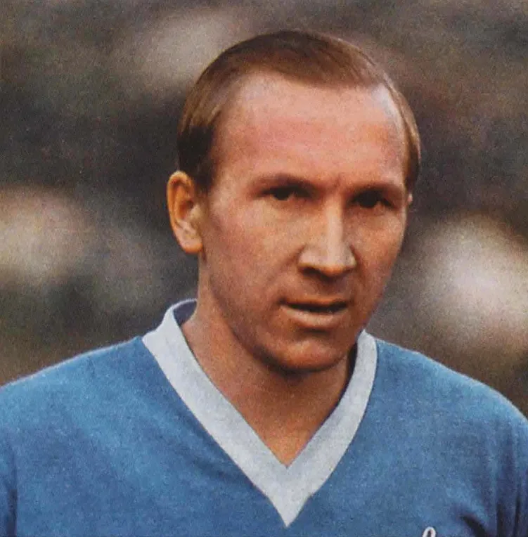 Левый крайний! Самый тощий в душевой, Самый страшный на штрафной…